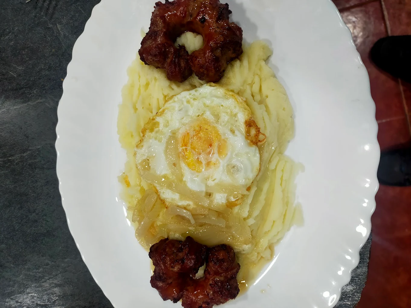 Delicioso puré de patatas con longanizana.